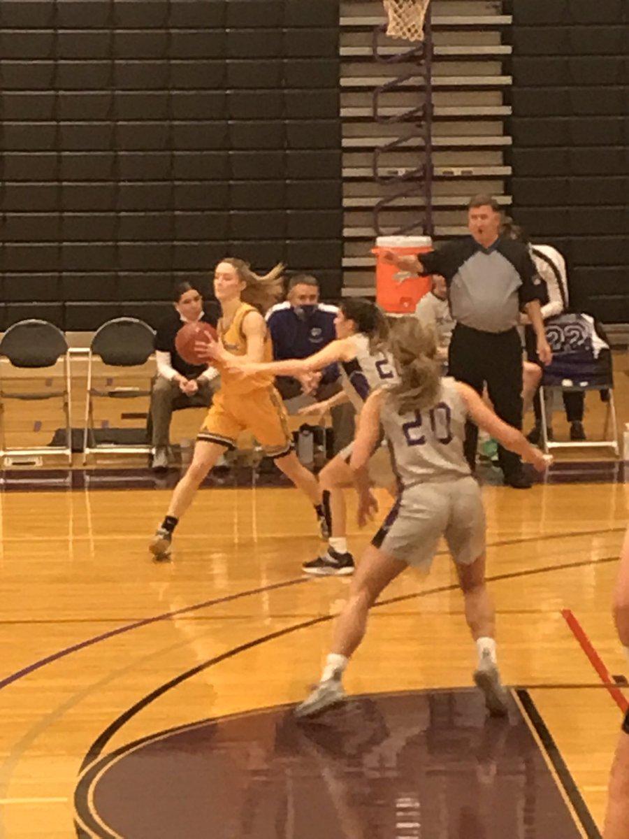 ladygeesebball's tweet photo. @bhcwbb So great seeing @NicholsLexi on the floor tonight! #ladygoose4ever https://t.co/Wbbyv2diAJ