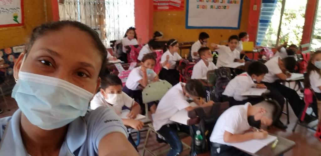 La felicidad en los niños y niñas de Educación Primaria al recibir la asignatura de Inglés en los centros de #SanRafaelDelSur es muestra del #BuenCicloEscolar22 así como los libros de textos que fueron entregados para su utilidad en el segundo Idioma #EnVictoriasEducativas