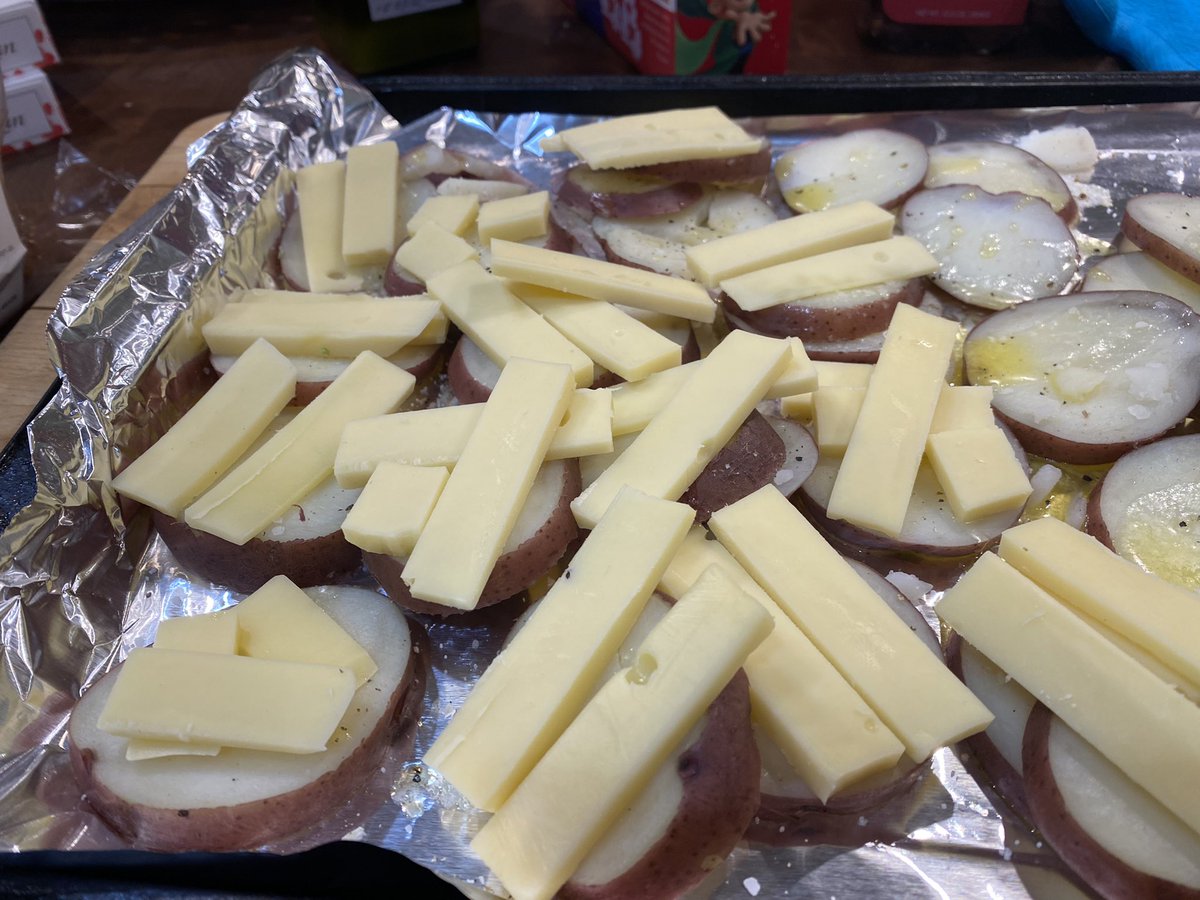 FrenchFoodieMom's tweet photo. It’s too freaking cold to eat anything other than potatoes smothered in raclette. #chiberia https://t.co/Tu0RX2Fbk3