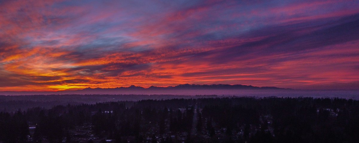 NWSSeattle's tweet photo. Beautiful sunset this evening captured by one of our off-duty meteorologists above Mountlake Terrace, WA. #wawx #sunsetphotography https://t.co/PUbvjXHwtV