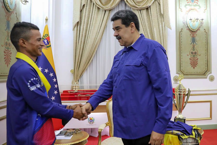 NicolasMaduro's tweet photo. Qué alegría recibir al ciclista Roniel Campos, joven yaracuyano, a quien le entregué la Orden Francisco de Miranda, en reconocimiento a su disciplina y entrega, que lo hizo merecedor, por tercera vez consecutiva, del titulo de Campeón de la Vuelta al Táchira. ¡Felicitaciones! https://t.co/wdyMH2ENs1