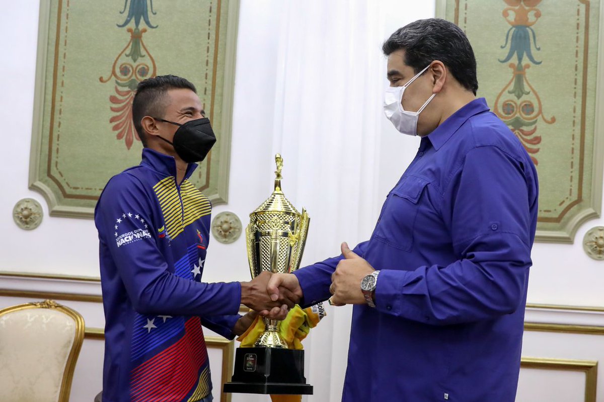 NicolasMaduro's tweet photo. Qué alegría recibir al ciclista Roniel Campos, joven yaracuyano, a quien le entregué la Orden Francisco de Miranda, en reconocimiento a su disciplina y entrega, que lo hizo merecedor, por tercera vez consecutiva, del titulo de Campeón de la Vuelta al Táchira. ¡Felicitaciones! https://t.co/wdyMH2ENs1