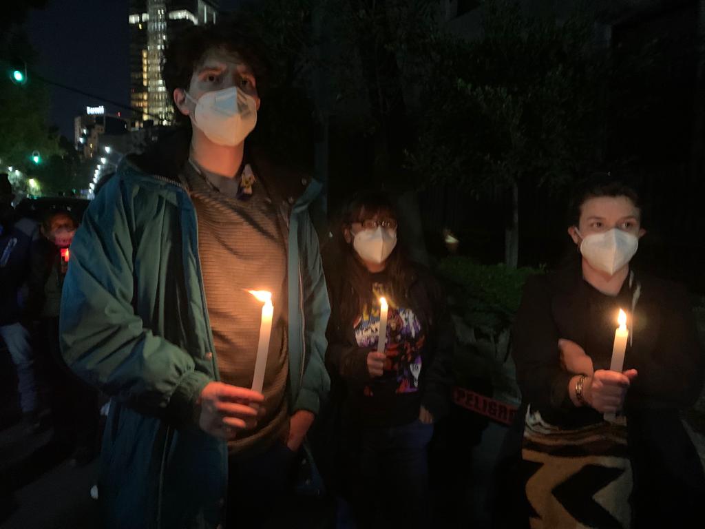 Pajaropolitico's tweet photo. 🔴¡No silencio ni olvido! ¡Justicia!
Bajo estas consignas inicia la manifestación en #CDMX frente a las instalaciones de la @SEGOB_mx, periodistas protestan por el reciente asesinato de la periodista Lourdes Maldonado.

📷 @ManuVPC https://t.co/q9tE0nWZ7t