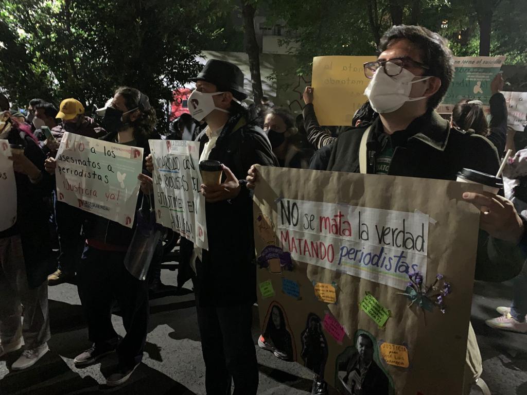 Pajaropolitico's tweet photo. 🔴¡No silencio ni olvido! ¡Justicia!
Bajo estas consignas inicia la manifestación en #CDMX frente a las instalaciones de la @SEGOB_mx, periodistas protestan por el reciente asesinato de la periodista Lourdes Maldonado.

📷 @ManuVPC https://t.co/q9tE0nWZ7t