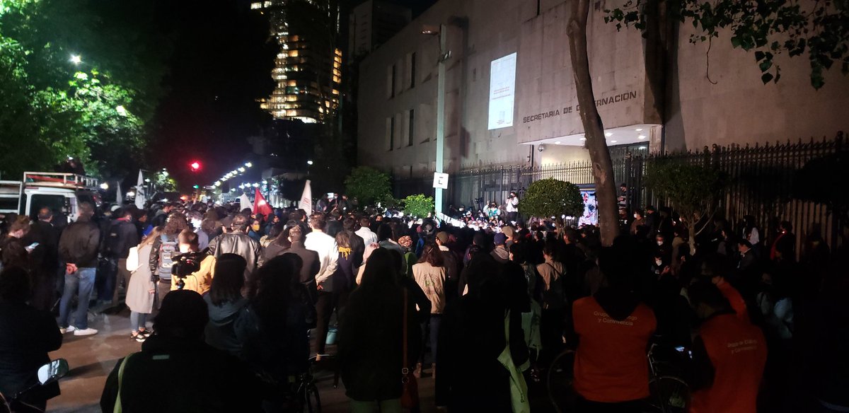 arturoangel20's tweet photo. Mucha rabia. Mucho dolor.

#NoMasSilencio
#NoSeMataLaVerdad #PeriodistasEnRiesgo https://t.co/ZrSbhsZd5n https://t.co/MVBNmxs2fy
