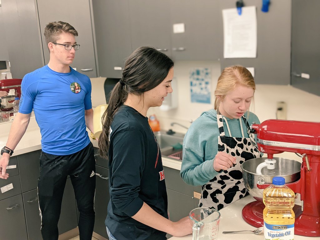 JanaGibson04's tweet photo. Nutrition students hard at work making wheat bread! We'll see the results tomorrow. #homemadeisbetter #aurorahuskies #SayYestoFCS #FCSTN https://t.co/vid47Aqd0x