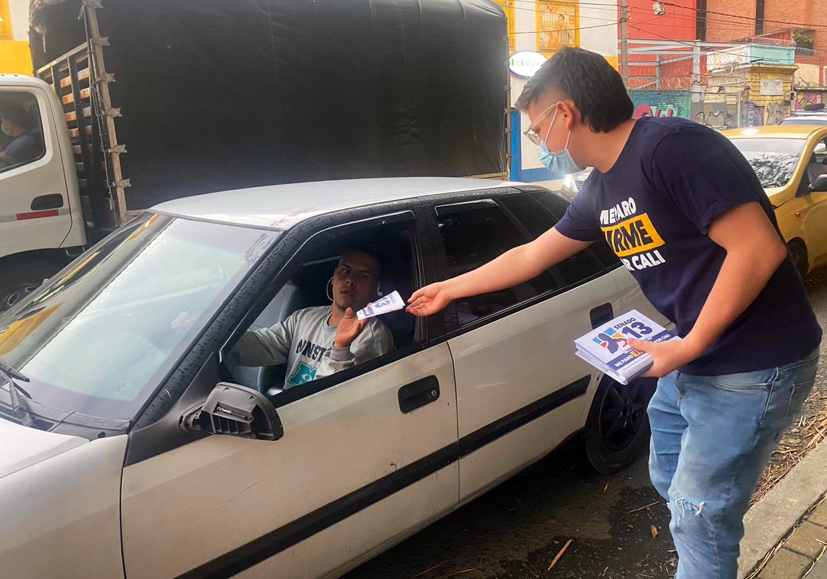 gabrieljvelasco's tweet photo. De nuevo salimos a las calles de Cali, a compartir nuestras propuestas para la ciudad: camellar por retomar el orden y la seguridad. 

¡Gracias a todos los jóvenes y demás amigos que nos han acompañado en la jornada! 

#MeParoFirmePorCali
Vota Senado #CD13 en el tarjetón. https://t.co/PoOlyhYg5L