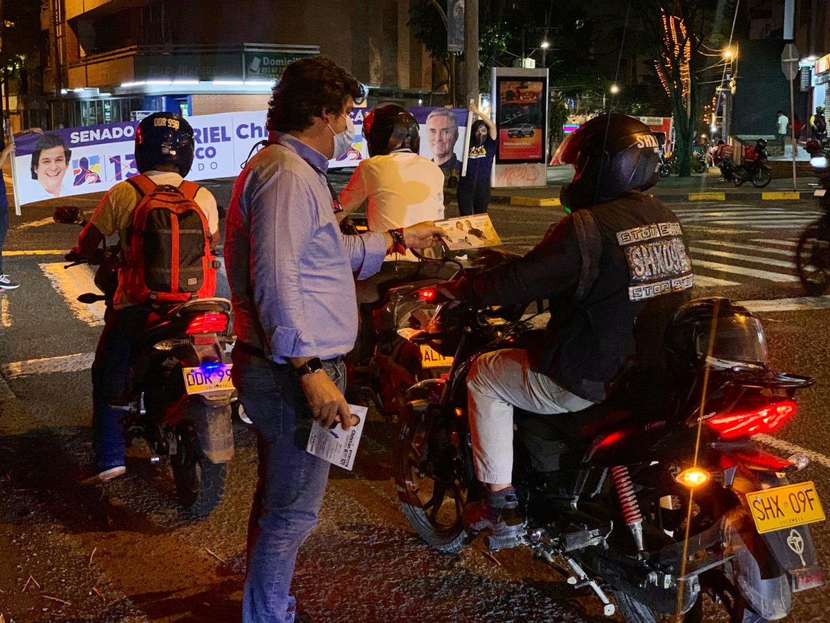 gabrieljvelasco's tweet photo. De nuevo salimos a las calles de Cali, a compartir nuestras propuestas para la ciudad: camellar por retomar el orden y la seguridad. 

¡Gracias a todos los jóvenes y demás amigos que nos han acompañado en la jornada! 

#MeParoFirmePorCali
Vota Senado #CD13 en el tarjetón. https://t.co/PoOlyhYg5L