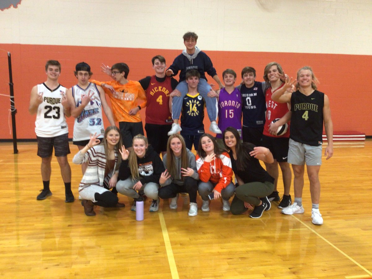 LHippensteel1's tweet photo. CONGRATULATIONS to the seniors who won the HHHS Winter Homecoming volleyball tournament!  Pic#1 Seniors, Pic#2 Freshman &amp; Pic#3 Juniors https://t.co/MI7Vi5PL5k