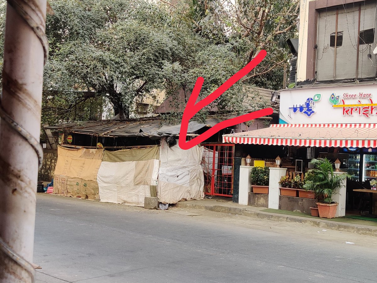 bhavyang's tweet image. @mybmc @mid_day this encroachment by a fruit stall at mahavir nagar, Kandivali west. Has taken over entire footpath and now even a part of the road