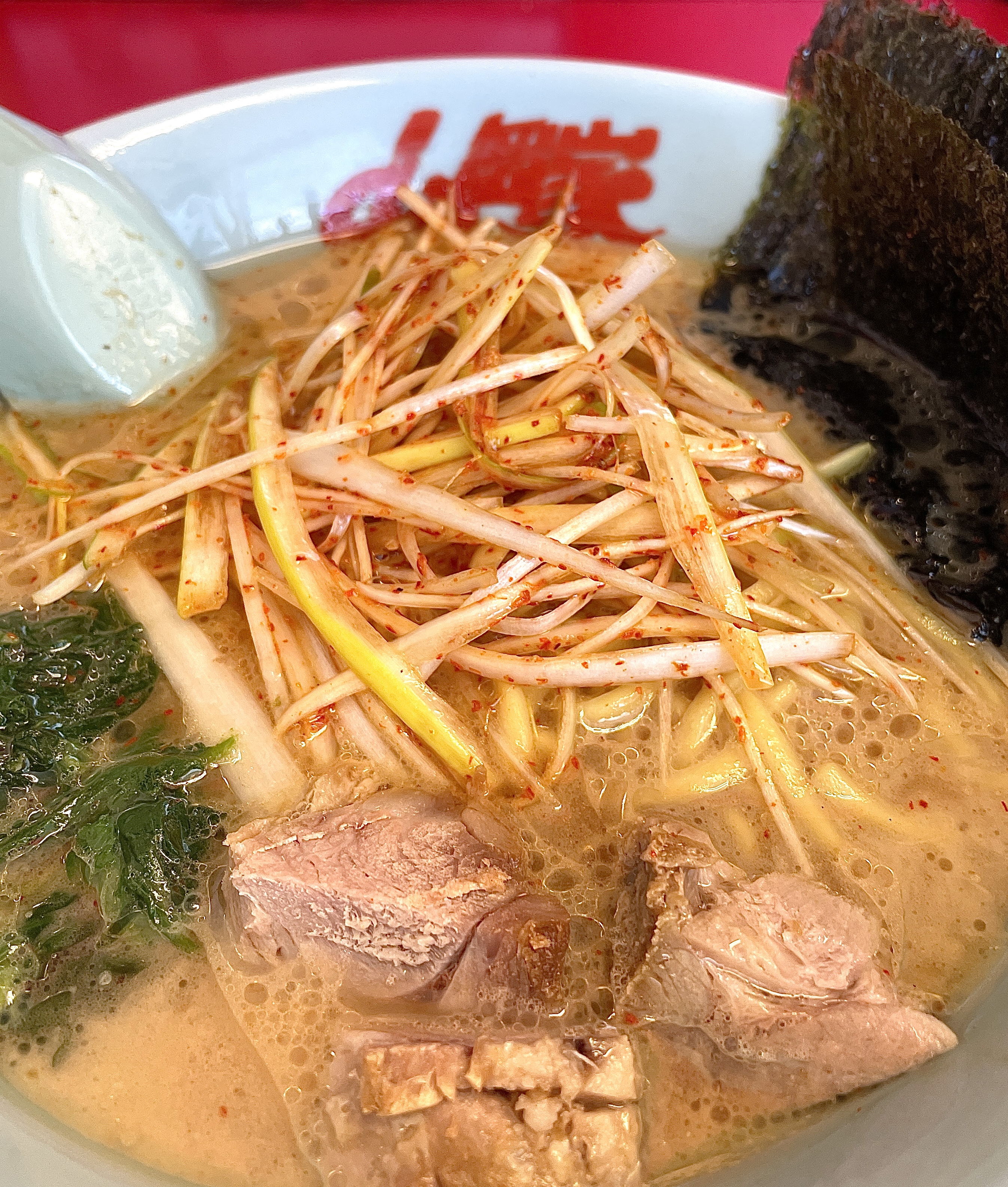 山岡家商店 本日のランチは限定ラーメンにしようか迷いに迷って醤油ピリ辛ネギラーメンにしました ピリ辛な白髪ネギと一緒に麺を食べるの最高ですよね 本日もオフィシャル通販サイト 山岡家商店 元気に営業中です T Co Cinnmsb3zh 山岡家