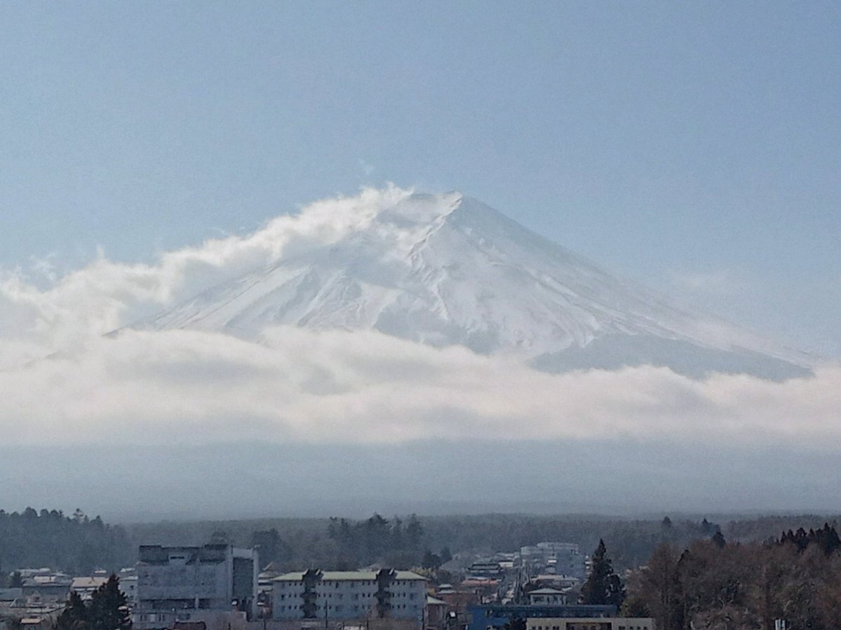 1月26日（水） 富士山駅展望デッキからの富士山です。 朝は全く見えていませんでしたが、少し見えてきました。