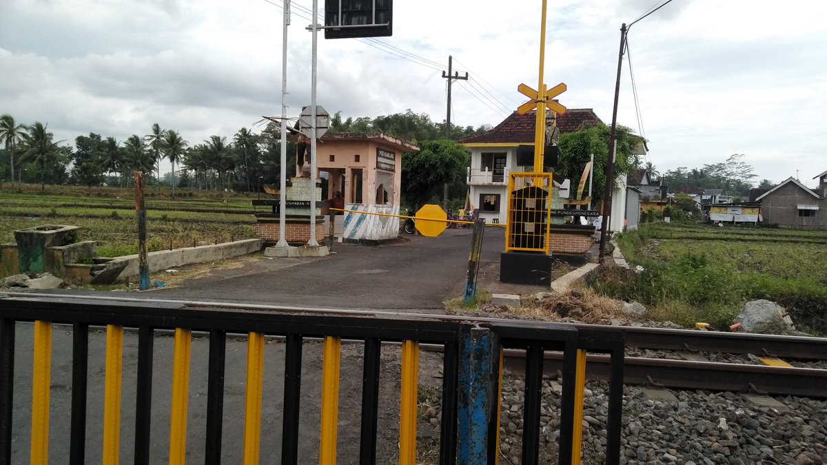 Cerita Horor Pendek

True story
Perlintasan Kereta Api Kuncoro - Sumberpucung, Kab Malang

Tragedi kecelakaan yang sering terjadi diperlintasan ini.