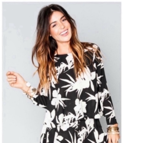 KathieW33451384's tweet photo. So good I had to share! Check out all the items I'm loving on @Poshmarkapp from @billdelco #poshmark #fashion #style #shopmycloset #showmeyourmumu #forteforte #newbalance: https://t.co/rKnuEnAqZ1 https://t.co/hKxe002nfw