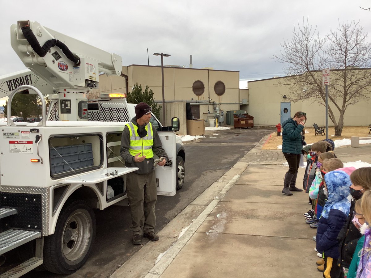 NickyLWillis's tweet image. A huge thank you to Mr. Jason from O &amp;amp; M for bringing a bucket truck out to our school to talk about the jobs he uses it for and to show us how it works!  We are so grateful to have this real-world experience to help solidify our learning about transportation!  @SparkDPS @SVVSD