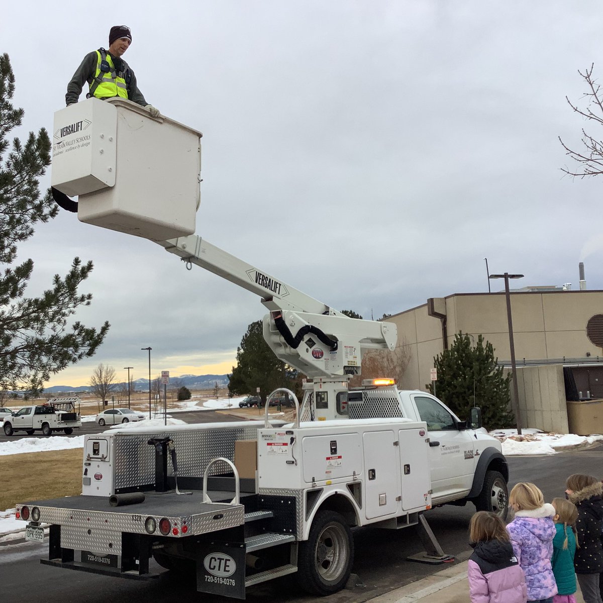 NickyLWillis's tweet image. A huge thank you to Mr. Jason from O &amp;amp; M for bringing a bucket truck out to our school to talk about the jobs he uses it for and to show us how it works!  We are so grateful to have this real-world experience to help solidify our learning about transportation!  @SparkDPS @SVVSD