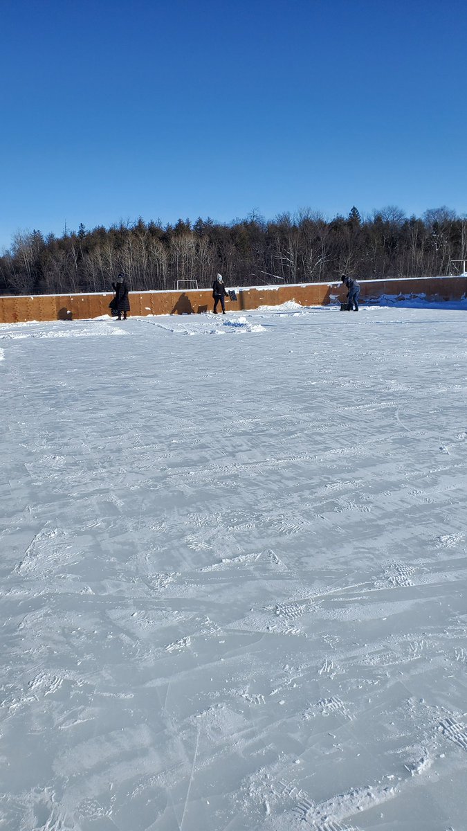C'est de l'ouvrage de nettoyer une patinoire après une tempête! Bravo tout le monde. Ça va être une saison incroyable pour les élèves! Les pelles doivent être prêtes pour demain! <a href="/vlrheaume/">Vickie Rheaume</a> <a href="/Epaulards_PS/">Épaulards PS</a> <a href="/ecolecatholique/">CECCE</a> <a href="/cclapalme/">Christian Lapalme</a> <a href="/Jdupuis_prof/">Jason Dupuis 🎾</a>