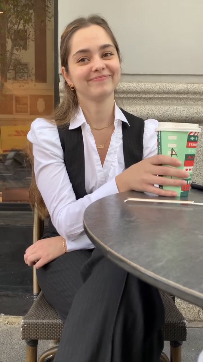 swftrse's tweet photo. feliz cumpleaños reina, gracias por siempre compartir un pedazo de vos con nosotras y ser real @silvia__mmb #SilviaDay 🤍 https://t.co/hgagyj3jFI