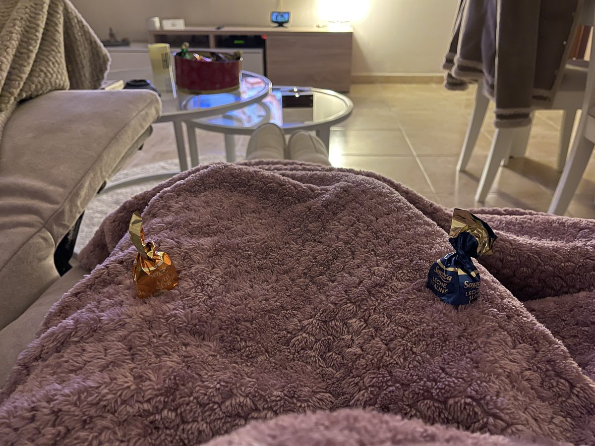 anitaburc's tweet photo. Así he conseguido equilibrar mi paz mental. He tenido los bombones en esa posición el mismo tiempo que ha durado mi deseo por ellos, y ha funcionado ✌🏼 (si, los devolví a su caja😜) https://t.co/lKLWcPC0sz