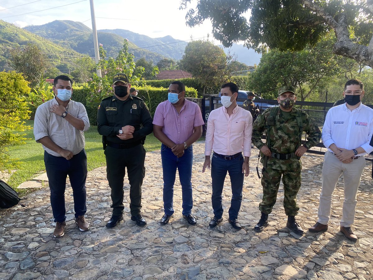 NegritoEsquive's tweet photo. Con aumento del pie de fuerza y despliegue de inteligencia conjunta,  fortalecemos la presencia de las autoridades militares en Pueblo Bello. Determinamos luego de un consejo de seguridad extraordinario la llegada de 300 nuevos soldados a este municipio. https://t.co/z6BldJZFBA