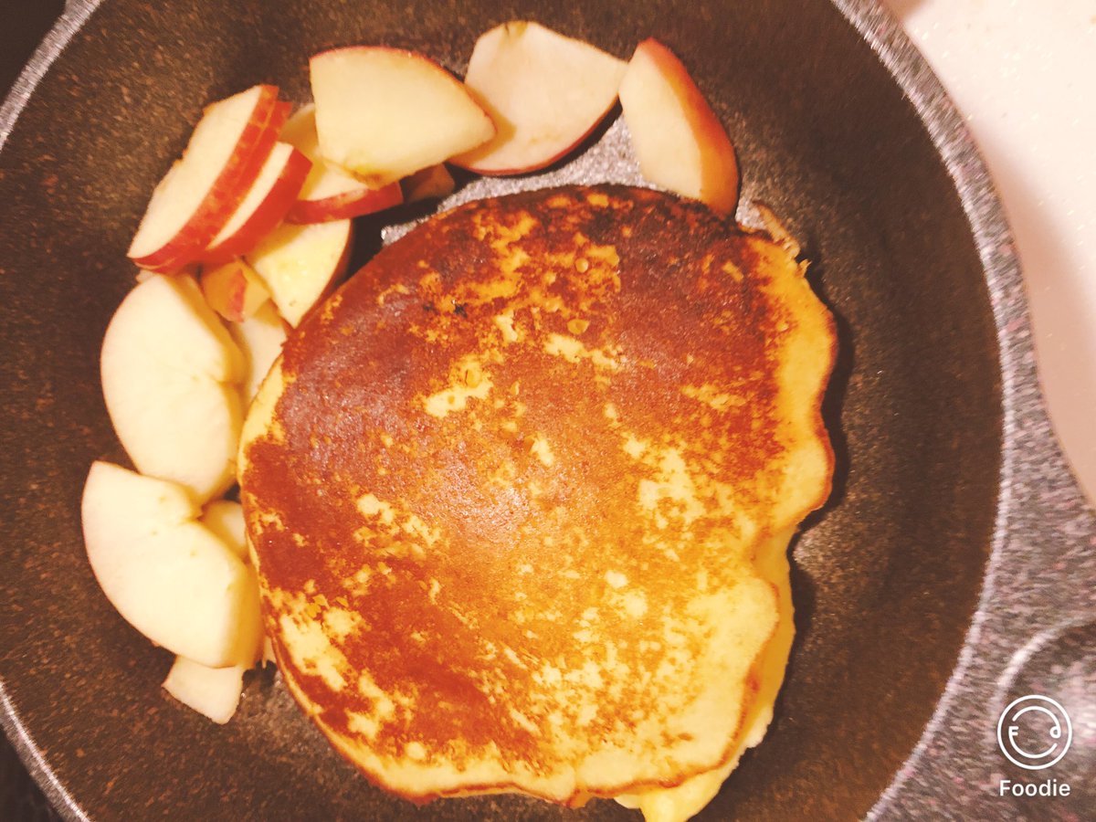 温かい朝食🥞アップルパンケーキ🍎 最近小鍋でミルクを温めるのにハマってます！すごく美味しい (ミルク被膜が張らないように冷たいミルクに小さじ1の砂糖を入れる)