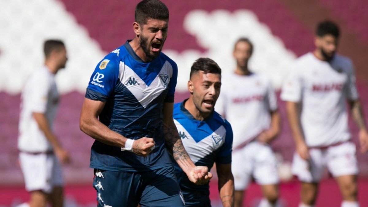 sabadovelezok's tweet photo. ⚠️ Desde #Peñarol preguntaron formalmente condiciones por Matías De los Santos, defensor central de #Vélez.

❌ El club y el entorno del jugador agradecieron el interés, y lo declararon intransferible.

🤔 ¿Qué opinás sobre su presente? https://t.co/a40y7ZRD9g