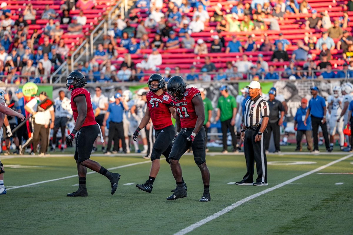 greatyaya4's tweet photo. 3 dawgs all in 1 pic 🦍 #GoCards https://t.co/REqrllscjs