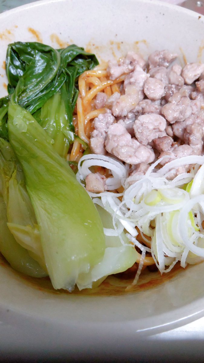 おはようございます 昨日は汁なし担々麺でした😋 粗びき肉は炒めたのをトッピングしたので色が… 今日は両親の病院の送迎があるので もう少ししたら出掛けます💦 今日も頑張りましょ💪