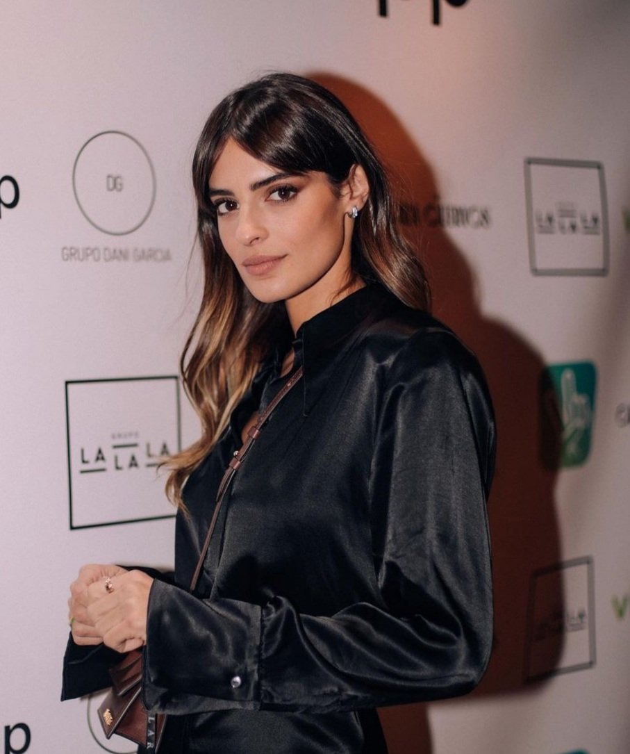 TansoloAnaB's tweet photo. Para mi la autentica reina sigue siendo ella, Susana,dejó al troglodita de su novio  Gonzalo con un discurso coherente y nunca más volvió con él,las demás mucho bla bla bla,pero les falta tiempo para volver con ellos cuando termina el programa... #LaIslaDeLasTentaciones12 https://t.co/xeemw6XA7A