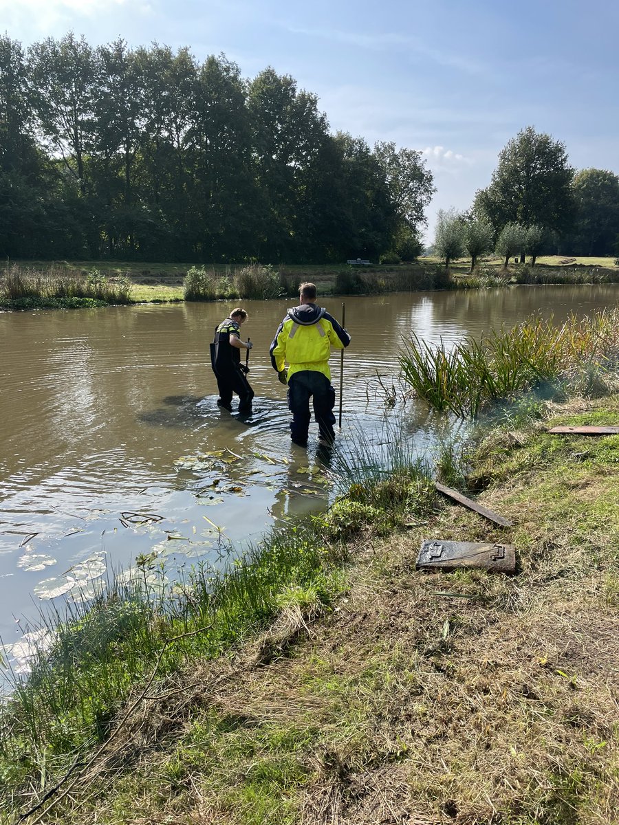 WA_Enschede's tweet photo. Ook bij ons in de wijk #wesselerbrink heeft het team #onderwaterzoekingen inzet gepleegd en van waarde gebleken #moord #oosterveld #daanmellee https://t.co/v1faRswKnF