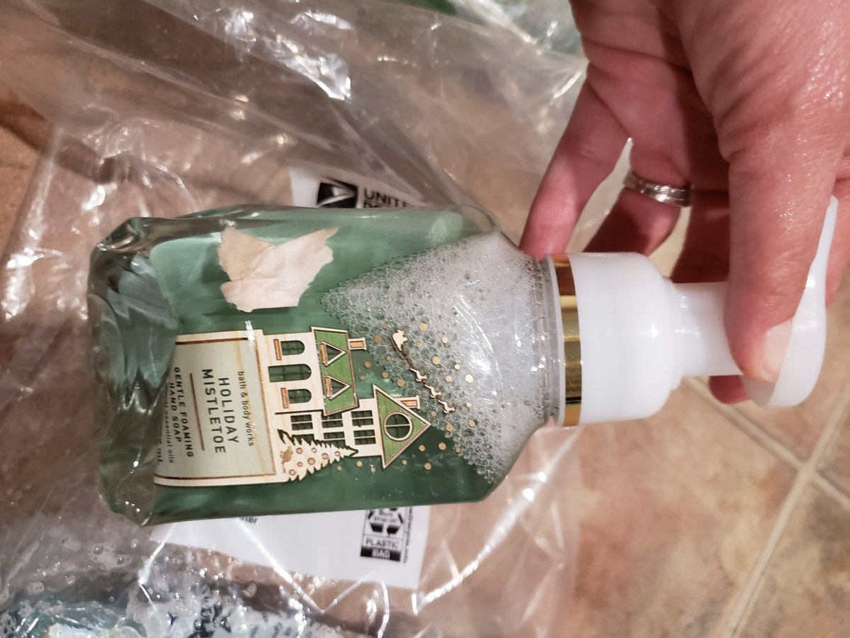 anwilli's tweet photo. How am I going to get my order straight @bathbodyworks and @USPS ? I get "sorry, not really our fault" packaging. https://t.co/rKNDrUpfmn
