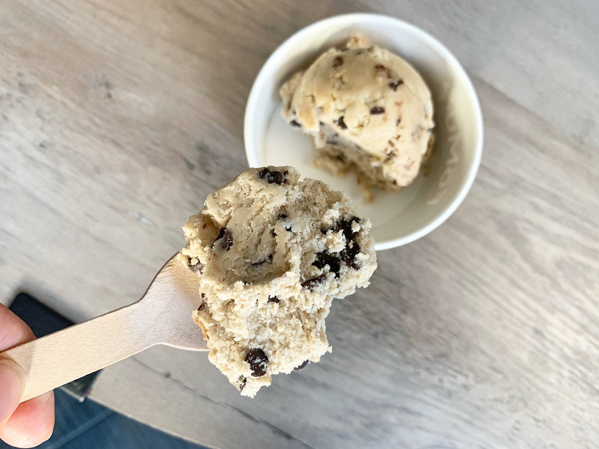 FoMu_Icecream's tweet photo. Who needs lunch when you can have Cookie Dō 🍪
Eat it on its own or add a scoop to your scoop ✌🏽
#plantbased #snackablecookiedō #homemade #chocolatechipcookiedō #madebypeople #madewithplants https://t.co/7v4CWssv0e