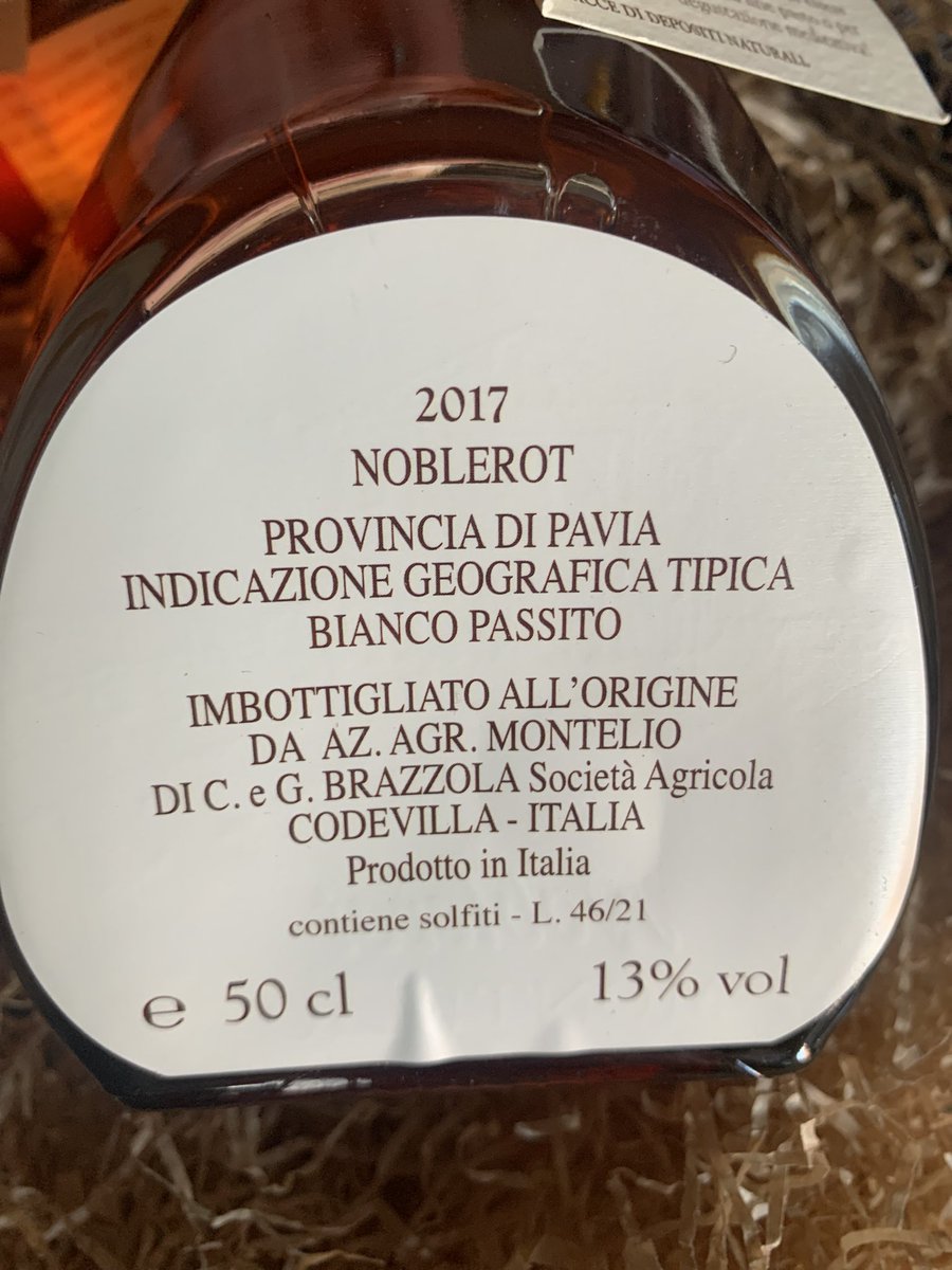missaglia_sara's tweet photo. I Vin de Paille, ovvero vini di paglia, passiti dolci dello Jura: devono il loro nome ai letti di paglia utilizzati per lâappassimento. La cantina @monteliovini nellâOltrepĂČ prosegue la tradizione con il Noblerot.
#unforgettable #noblerot #vindepaille #wineoneway #WoW https://t.co/rLzzcVmCnT