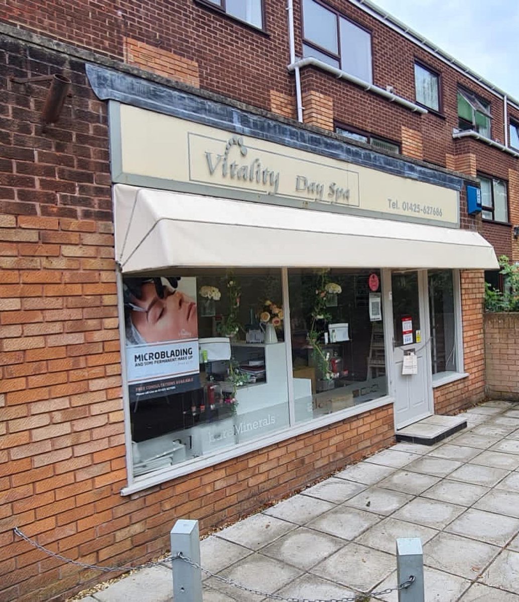 Sign_IT_UK's tweet image. Before and after for our lovely clients ORA Beauty bright and bold signs make all the difference! 

 #signmaker #signmakers #outdoorsigns #newforestbusiness #signdesign #signshop #businesssigns #southamptonbusiness #lymingtonbusiness #signwriter #signmaking #signsofinstagram