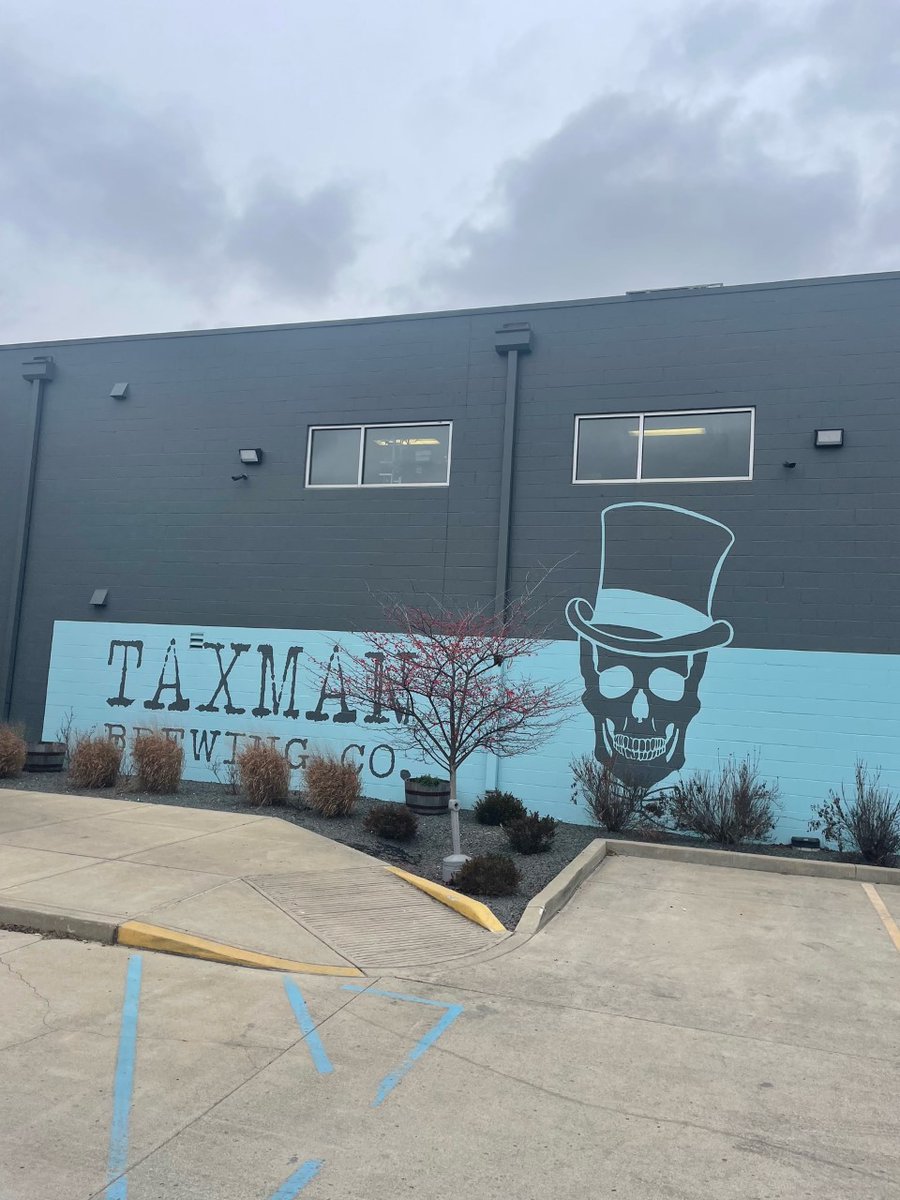 SurveyFirst's tweet photo. Picture of the Day! These represent a real life picture taken by our field crew and a screenshot from our 3D Scanner! Our scanners are a great way to get quick, accurate, and large amounts of data! Also, thank you @taxmanbrewing for the delicious gift! #3Dscanner https://t.co/vqMZmwJEhZ