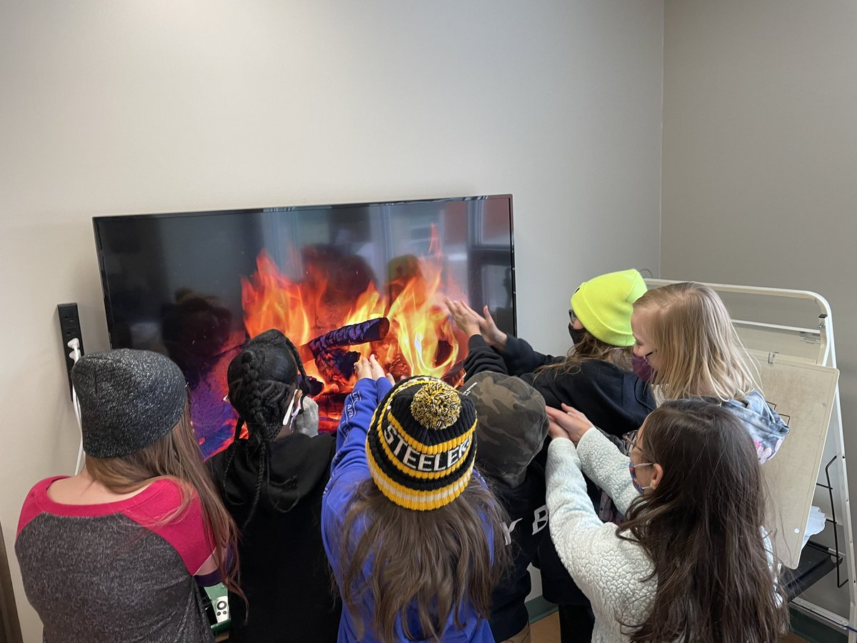 BaysideCBE_gr5's tweet photo. When it is a chilly day and the heat isn’t working well in our classroom, we “turn on the fireplace to warm up!” #coventryhillsschool #winterinCalgary #yycwinter https://t.co/XoM9wNMbhr