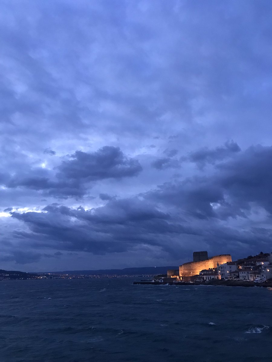 Bu sabah Çanakkale Kilitbahir’de gökyüzü, deniz ve kalenin görüntüsü muhteşemdi.. #canakkale #kilitbahir #kilitbahirkalesi