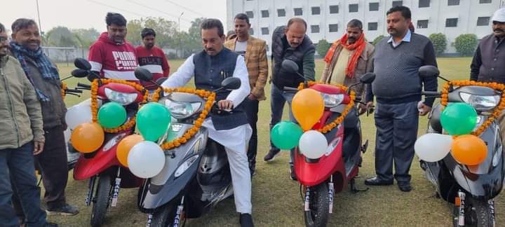 आचार संहिता के दौरान स्कूटी बांटकर फंस गए विधायक जी, मुकदमा दर्ज newsprayag.in/?p=996