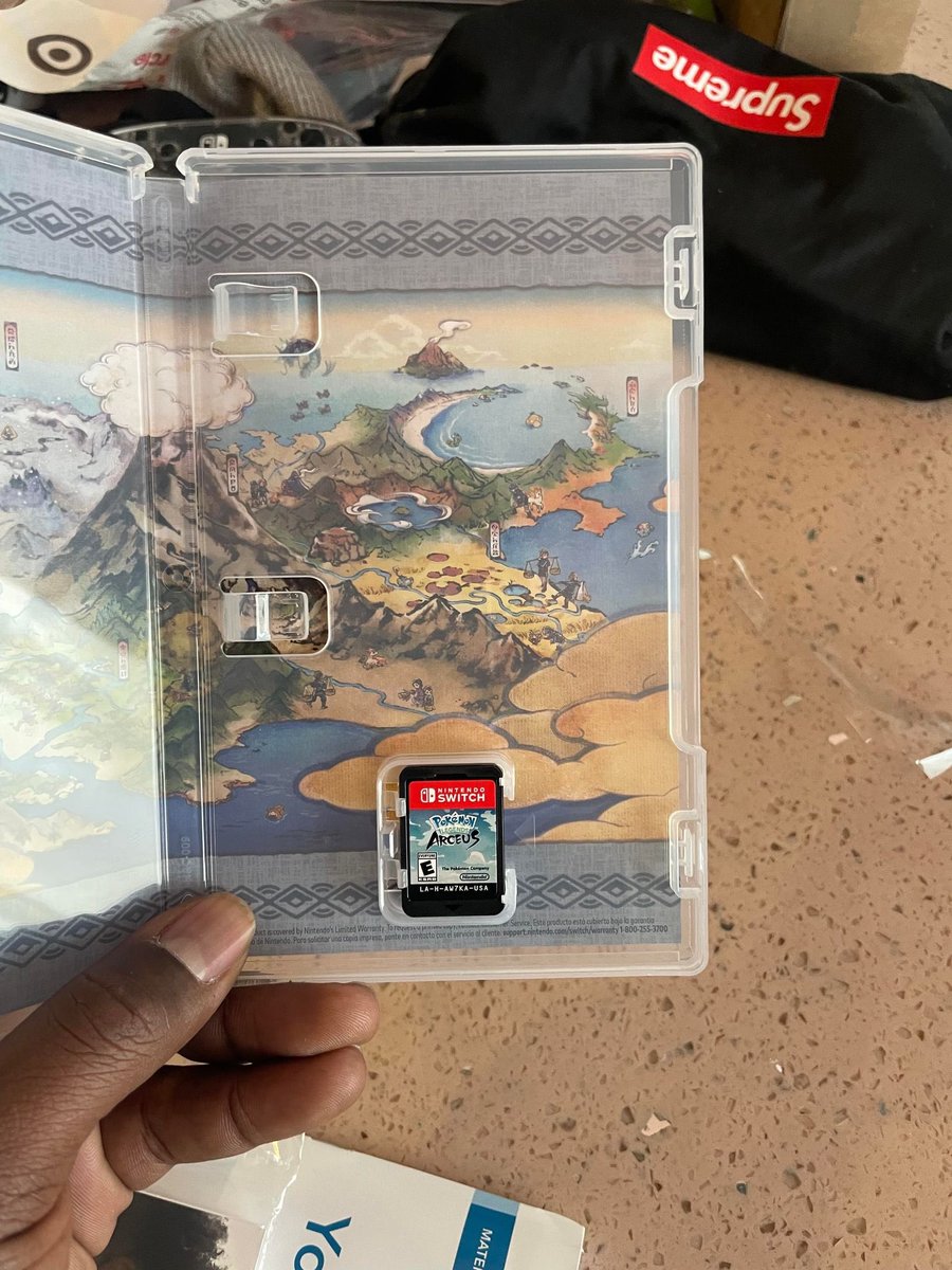 PokemonUpdate_'s tweet image. #PokemonLegendsArceus ok sure, PLA is leaking. But why is he black?