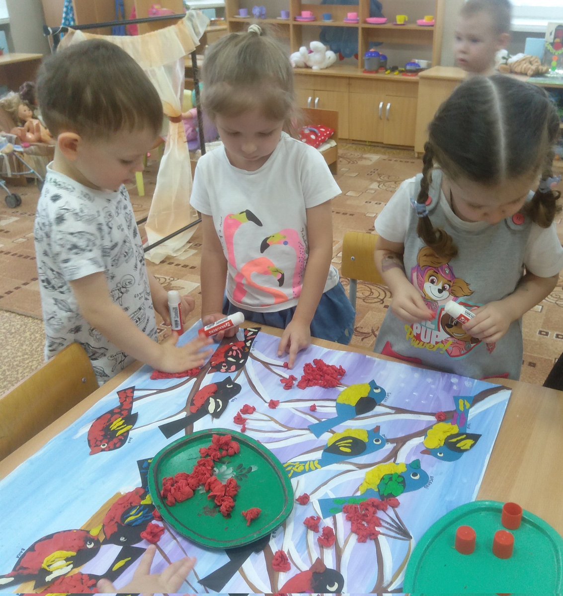 Мы кормушку смастерили,
Мы столовую открыли.
В гости в первый день недели,
К нам синицы прилетели.
А во вторник, посмотри,
Прилетели снегири!