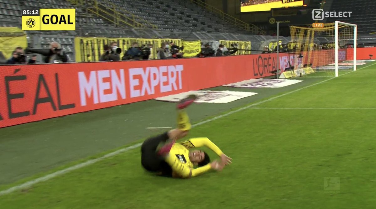 Simplblue88's tweet photo. I would have pain in my back too after this celebration 😂 Get well soon Mo 👊🏻 #FCPBVB #BVB https://t.co/lBFDokGd3b