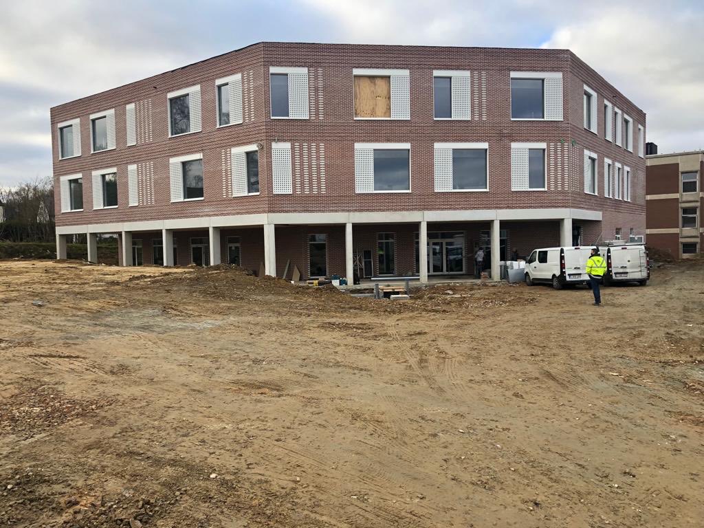 sgrSCOOP's tweet photo. De nieuwbouw @KATervuren zit op schema! Dit wordt een bijzonder knap project voor zowel basis als secundair in #Tervuren #Visie #GO_onderwijs #GOgroeit #sgrSCOOP https://t.co/NUBeX5TZMa