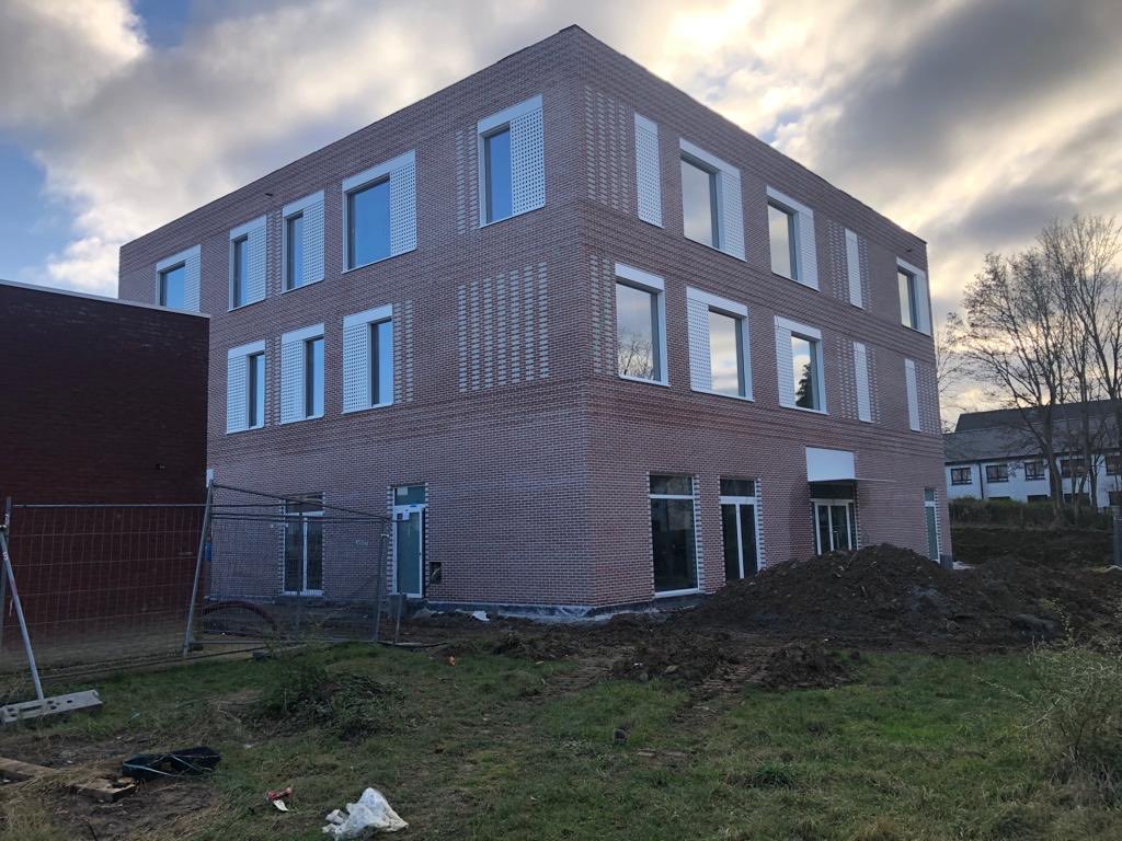 sgrSCOOP's tweet photo. De nieuwbouw @KATervuren zit op schema! Dit wordt een bijzonder knap project voor zowel basis als secundair in #Tervuren #Visie #GO_onderwijs #GOgroeit #sgrSCOOP https://t.co/NUBeX5TZMa