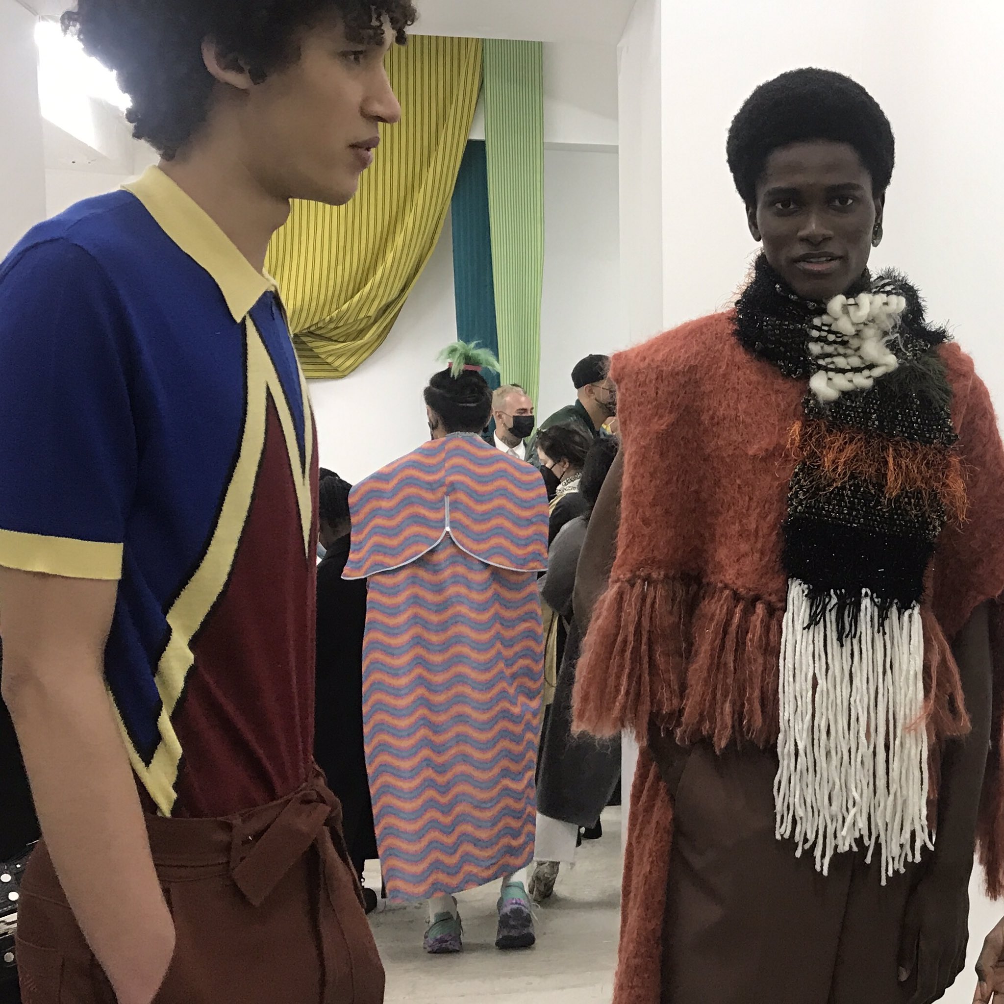 تويتر 装苑online على تويتر Aw22 23メンズ パリ ファッションウィークの初日に開催された南アフリカ出身のルクハンヨ ンディンギのプレゼン 21年のlvmhプライズでカール ラガーフェルド賞に輝いたデザイナーで クラフト感と色の組み合わせがステキ