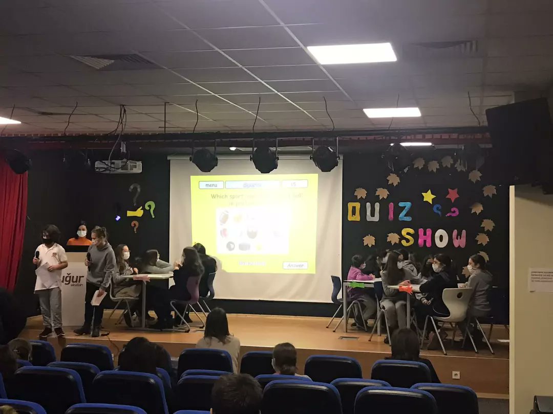 Bugün 6.sınıflar arasında  OUIZ SHOW etkinliğini gerçekleştirdik.
🐝💜🐝
Eğlenerek öğreniyoruz. 🤗💜🤔

#UmakesUglobal