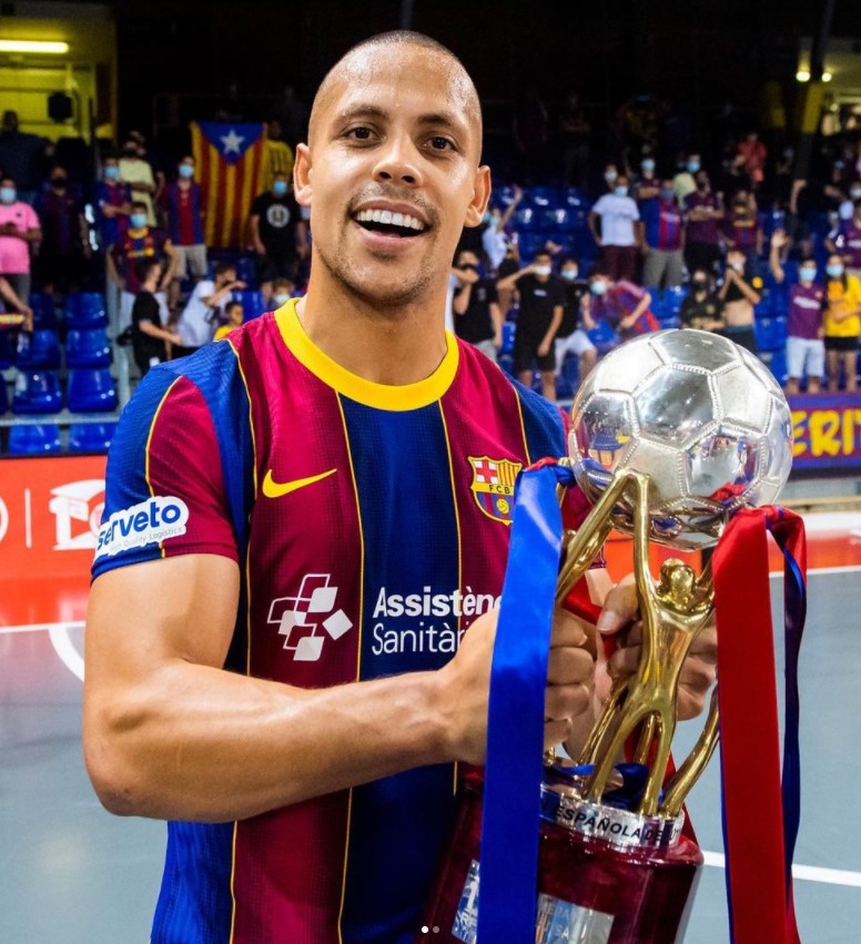futsalplanet97's tweet photo. Parabéns @Ferrao11futsal , Best Men's Player in the World for the 3rd straight time!
#BestSportOnEarth #Almost25
Photo credit: Barça Futbol Sala https://t.co/MEXBFsvl4v
