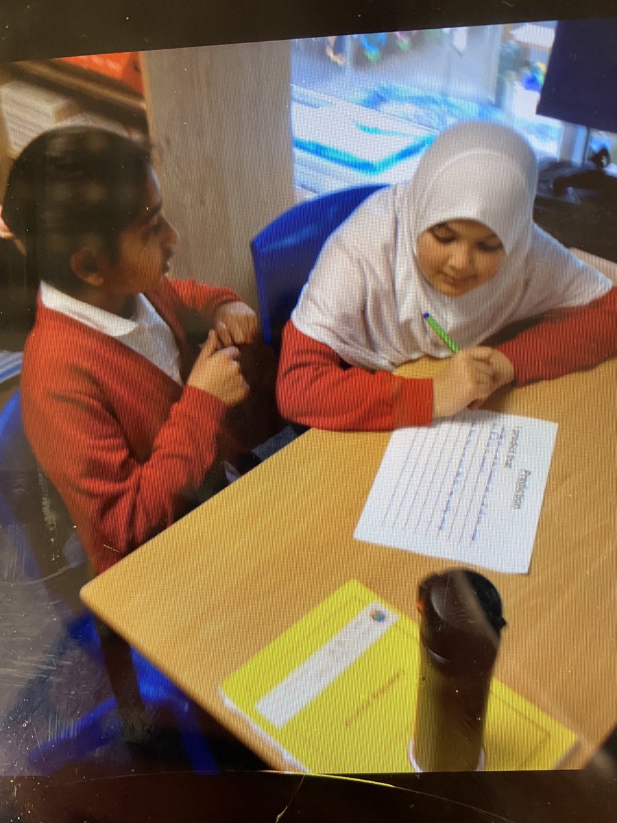 FeatherstoneYR5's tweet photo. Year 5 certainly had a lot of fun planning and conducting the bicarbonate sofa and vinegar experiment today! https://t.co/KD99GmAd5P
