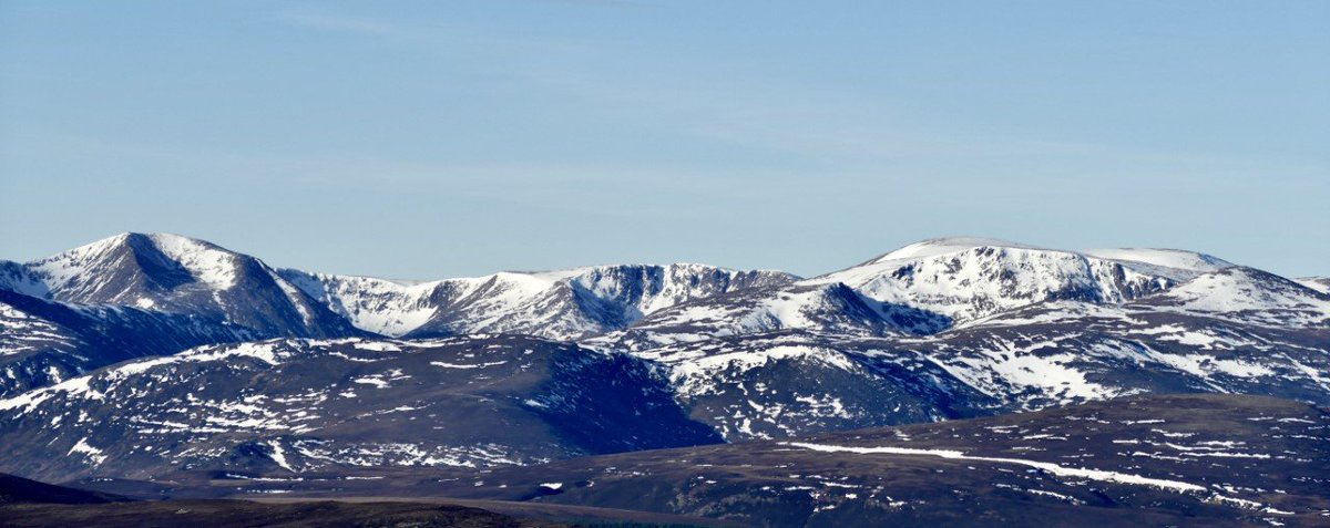 theiaincameron's tweet photo. A fine picture by Mick McKie from yesterday showing the main Cairngorms peaks looking more like late spring that the middle of winter. A long way to go, of course, but things are looking very lean indeed. https://t.co/9HRiGxaqHK