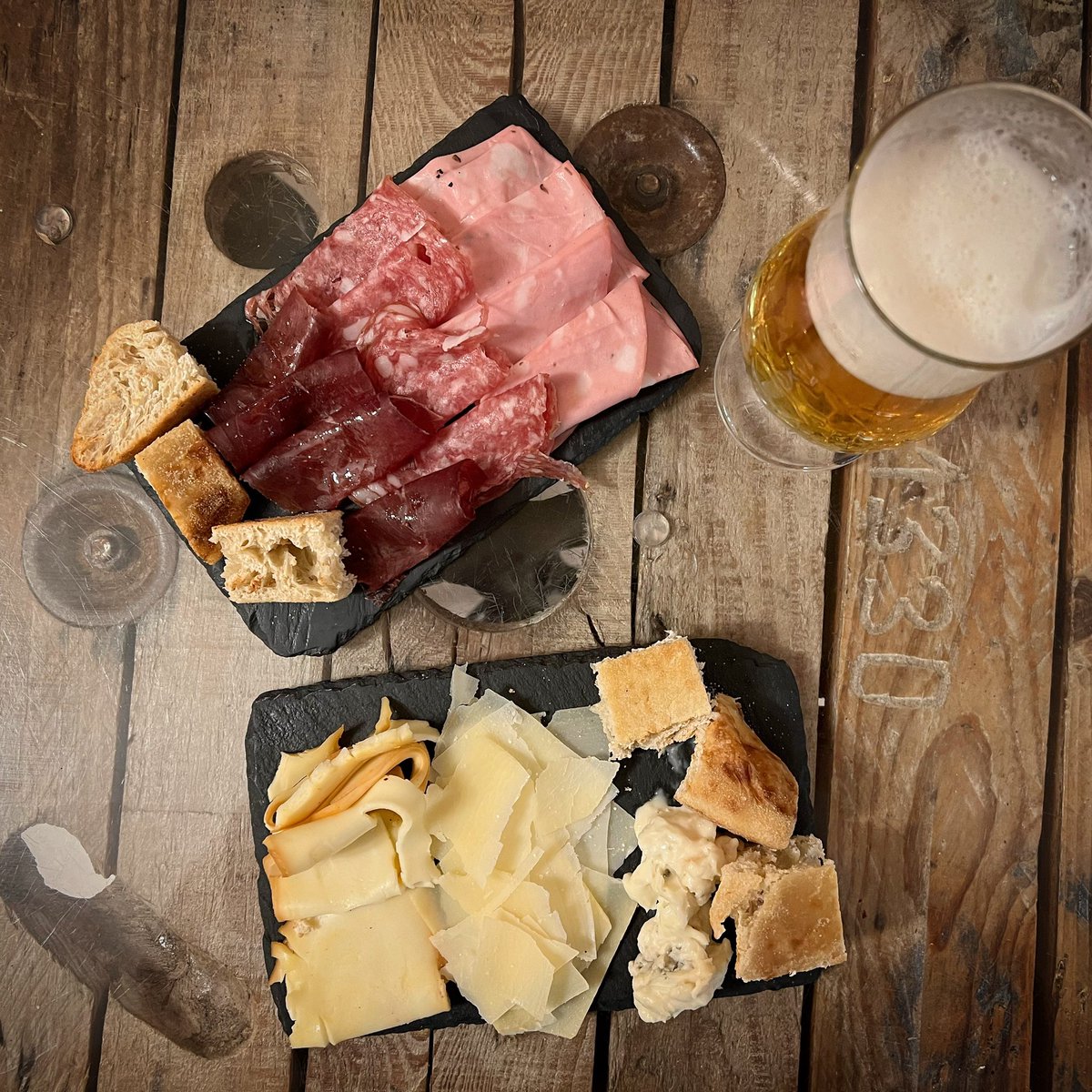 Tasta ja els nostres embotits o formatges, mortadelas trufadas, cecinas imbatibles, scamorzas fumadas de ensueño y rocas de parmesano per tutti!! 😍😍😍I pel preu, don’t worry amigo … fliparas, per que volem que gaudeixis, que disfrutes, that you enjoy, por encima de todo!! 🏴‍☠️🏴‍☠️