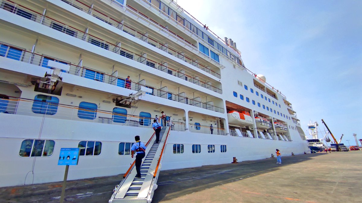TPM_EC's tweet photo. ¡Operación C-R-U-C-E-R-O!🚢🌟

Sin contratiempos se llevó a cabo el desembarque de pasajeros del MV Silver Moon, quienes hoy recorrieron diversos rincones de #Manta y #Manabí💞

Personal de #TPM y @Salud_CZ4 observó el cumplimiento de los protocolos de bioseguridad vigentes 😷☝ https://t.co/6myPc0P2jf